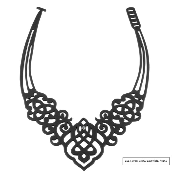 vue taille réelle, collier arabesque à plat, avec strass cristal, amovible, riveté, longueur réglable, fermoir en T. Noir, silicone, bijoux fantaisies. Souplé, léger, marque française. Celtique, orientale, ethnique. LadyGum.