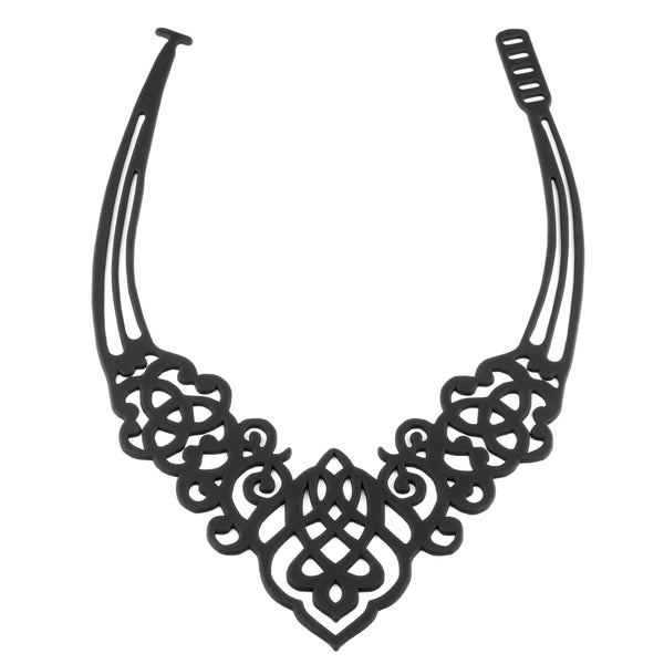 vue taille réelle, collier arabesque à plat, longueur réglable, fermoir en T. Noir, silicone, bijoux fantaisies. Souplé, léger, marque française. Celtique, orientale, ethnique. LadyGum.