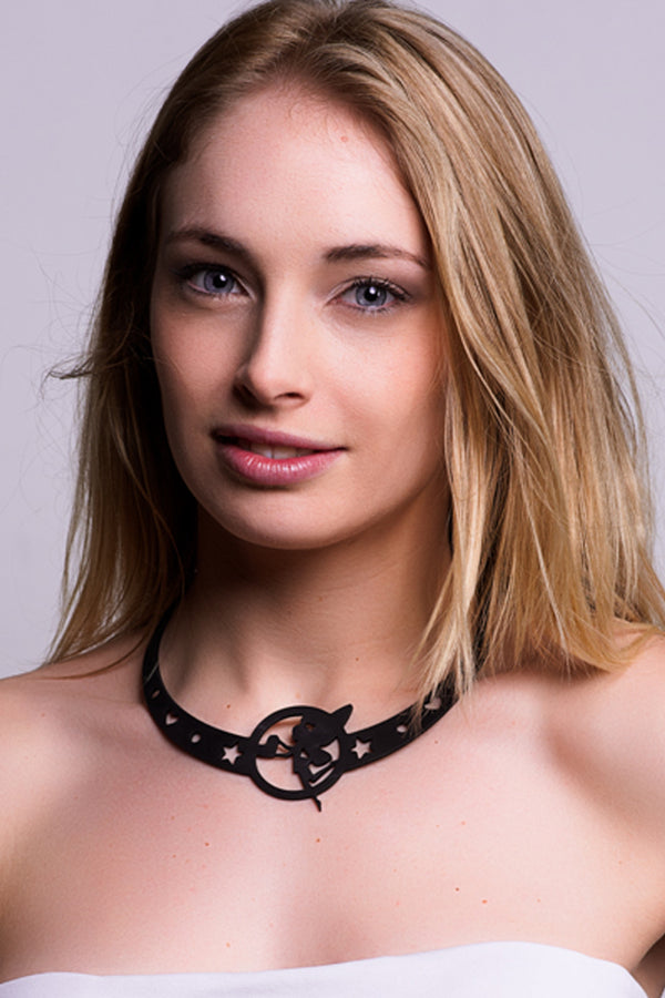 vue taille réelle, collier petite fée, porté par mannequin. Silicone, noir, ladygum, bijoux fantaisies, marque française, créateurs, designers. Style princesse, girly, étoile, fée, fille. Résistant à l'eau, à la chaleur, souple, léger, minimisant les allergies.