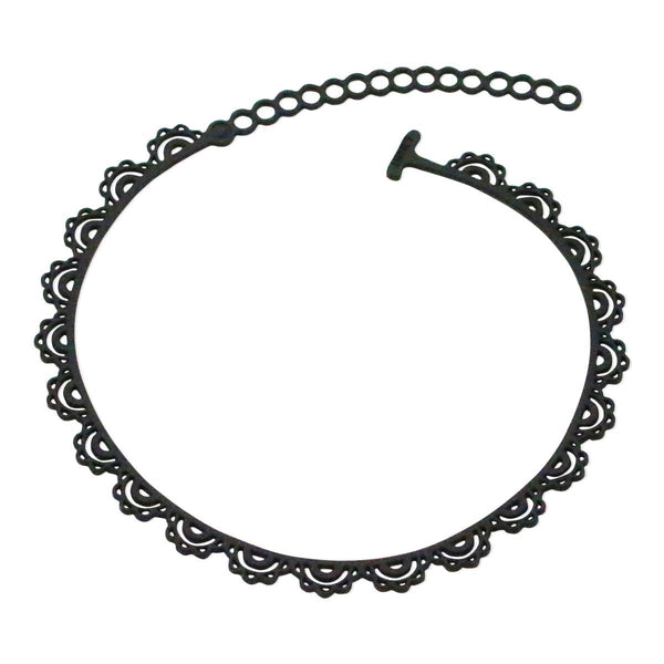 vue taille réelle, collier dentelle à plat, en entier. Silicone, noir, souple, léger. LadyGum, marque française, créateurs et designers français. Collier type choker, ras de cou, lingerie, féminin, sexy, motif. Bijoux fantaisies, collier fantaisie, longueur réglable, collier ajustable.