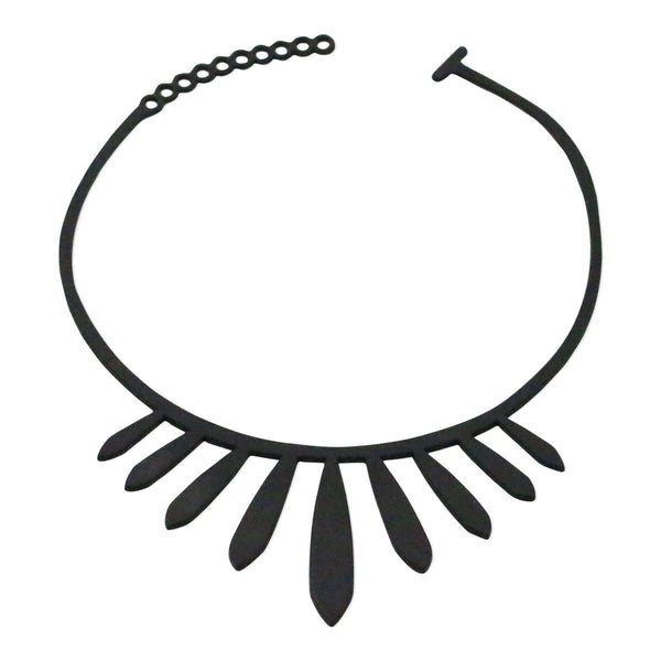 vue collier émeraude, à plat, en entier. Noir, silicone, ladygum, créateurs, designers, marque française, bijoux fantaisies. Souple, léger, minimisant les allergies, résistant à l'eau, à la chaleur, longueur réglable, collier emeraude ajustable, fermoir en T.