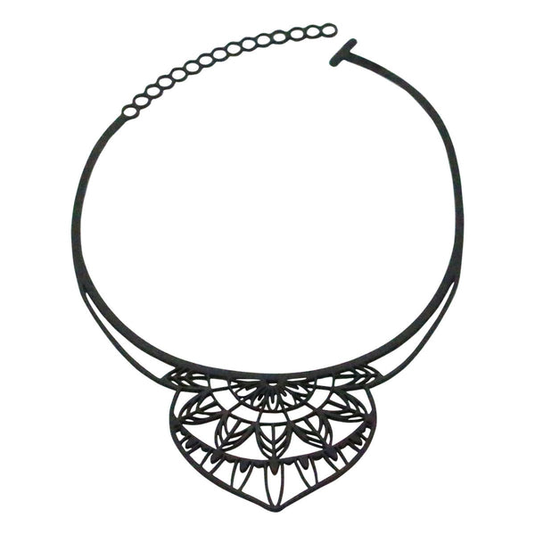 vue taille réelle, collier mandala, à plat, en entier, fermoir en T. Ladygum, marque française, créateurs, designers, bijoux fantaisies. Silicone, noir, léger, souple, minimisant les allergies, résistant à l'eau, à la chaleur, longueur réglable, bijoux ajustables. Style fleur, lotus, floral, zen, Inde, indie, indien, plastron.Modèle mandala.